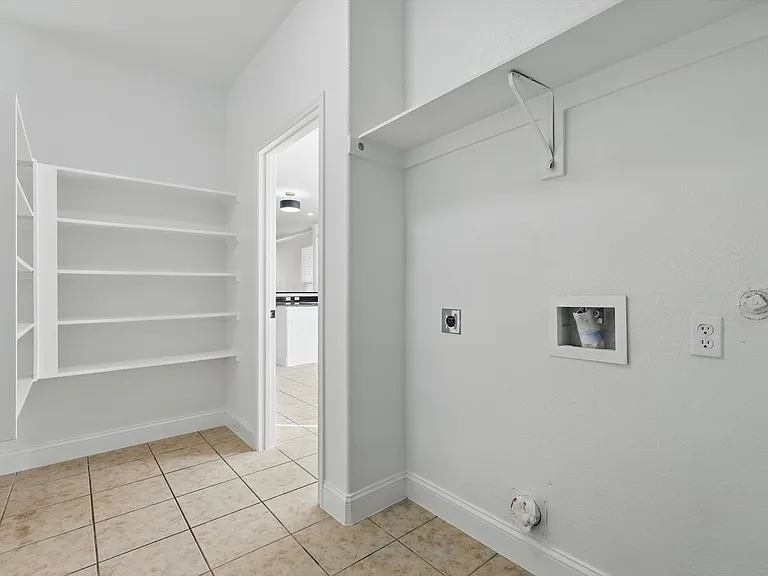 924 Charleston Ln — Photo 11