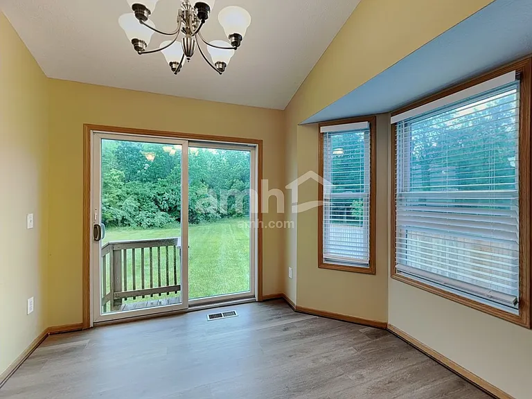 949 Rowland Ave — Photo 5