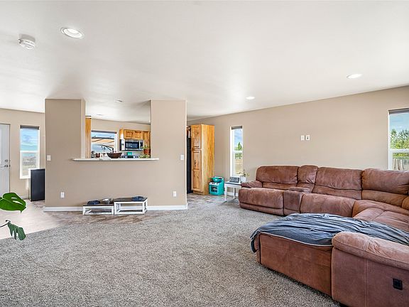 4th image of 877 Prairie Rd
