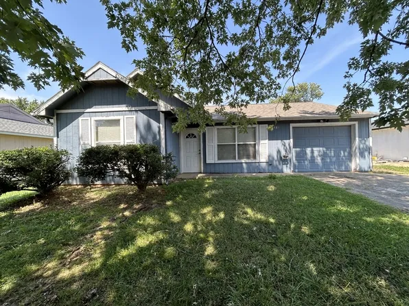 481 Village Ln, Springdale, AR 72764