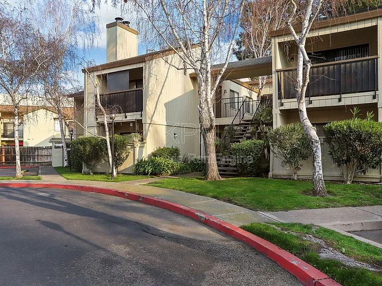 Stamford Court Apartments — Photo 24