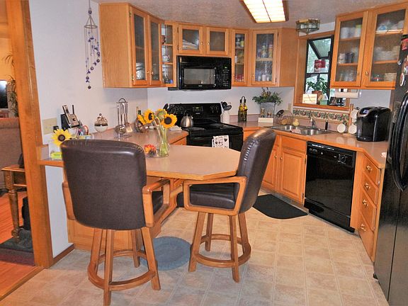 Breakfast Bar off Kitchen