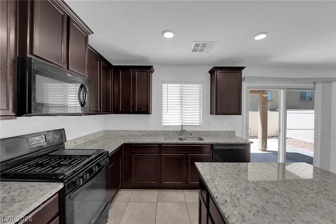 3 bed, 2.5 bath, 1415 sqft, $2,300 — Photo 3