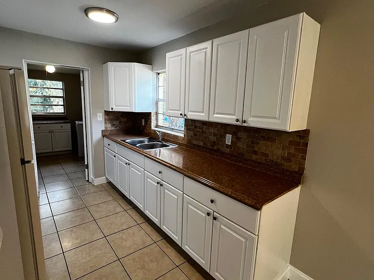 3015 Leon Ave — Photo 5