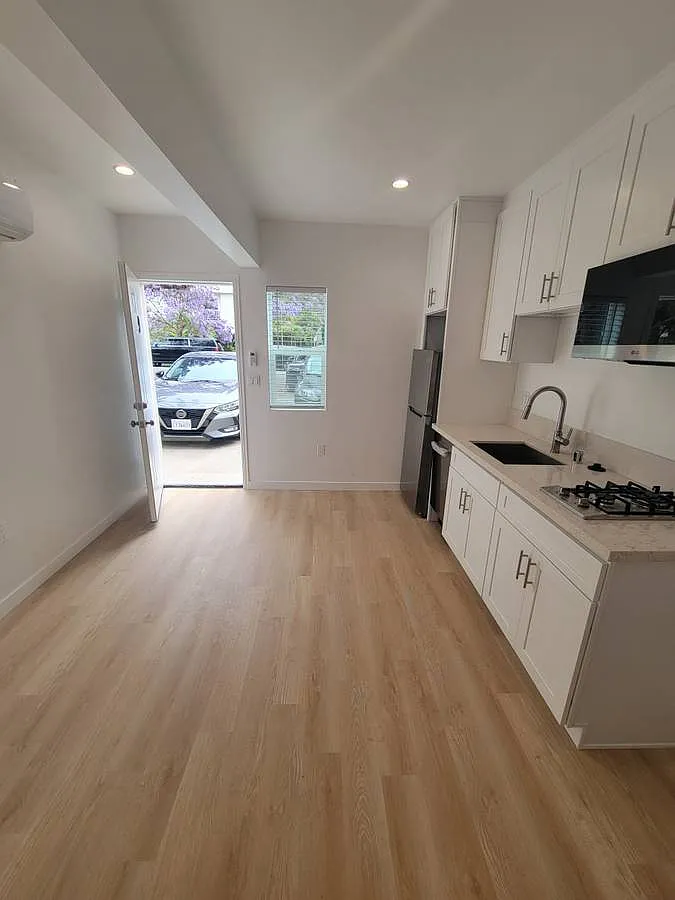 Studio, 250 sqft, $1,649 — Photo 2
