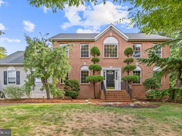 3 Sara Dr, Robbinsville, NJ 08691