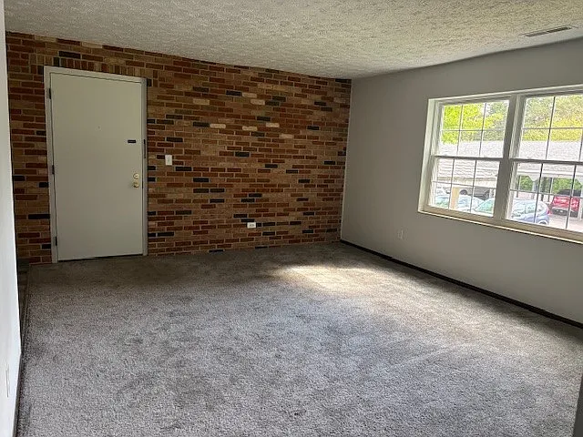 2 bed, 900 sqft, $895 — Photo 2