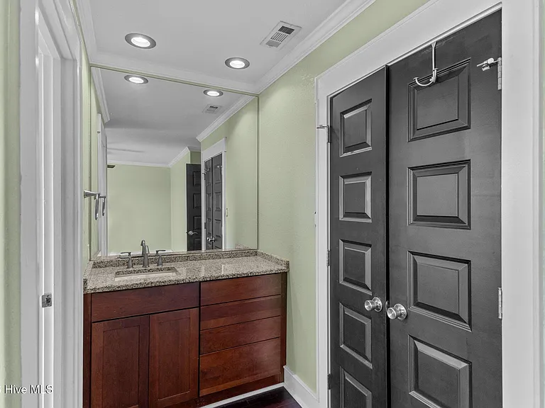 8711 Plantation Dr #302 — Photo 45