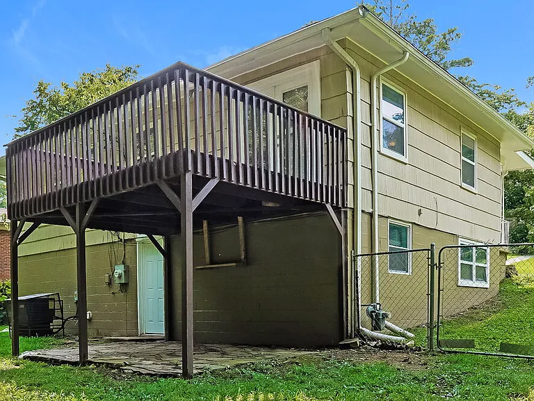 748 Barclay Ln — Photo 17