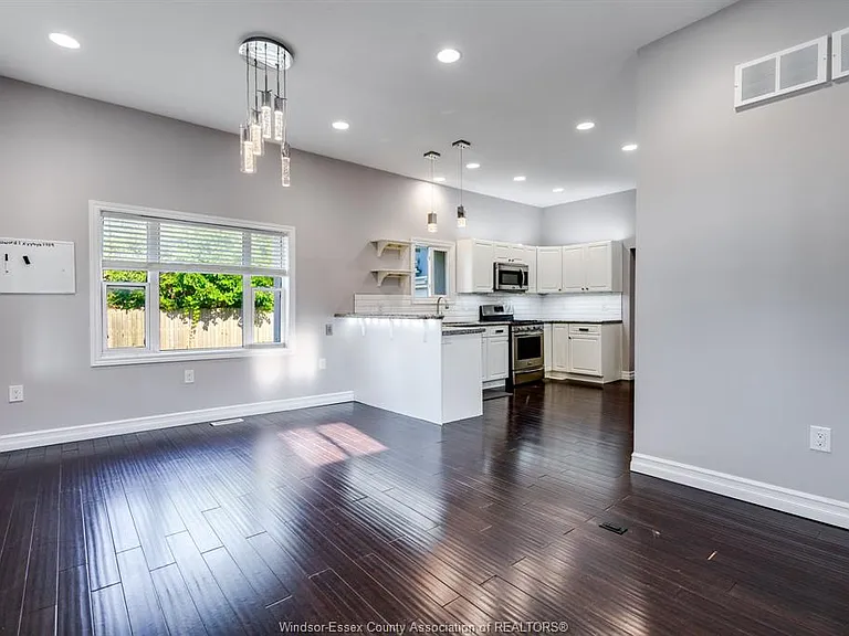 1672 Elgin St — Photo 5
