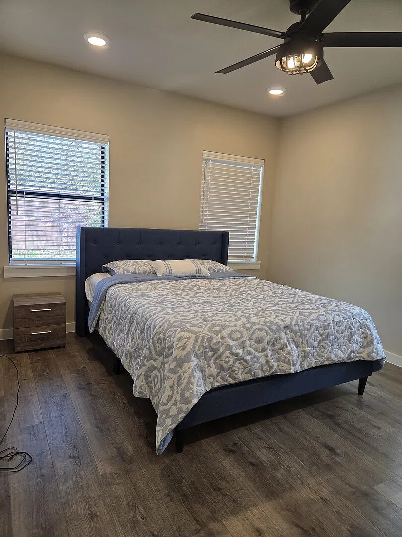 Peaceful 3-bed 2-bath house in charming Irving — Photo 3