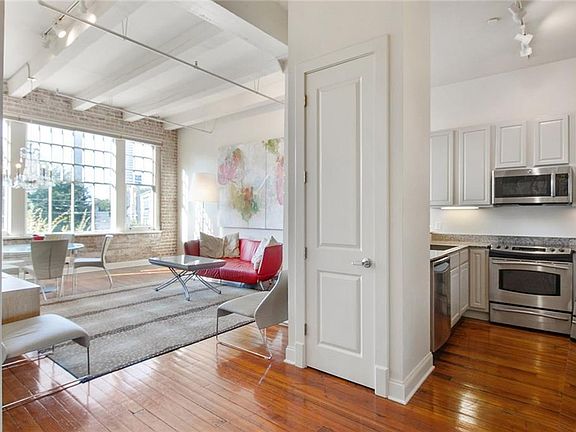 5th image of 1000 Saint Charles Ave #2C