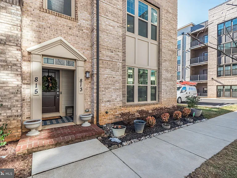 813 Rockwell Ave — Photo 2