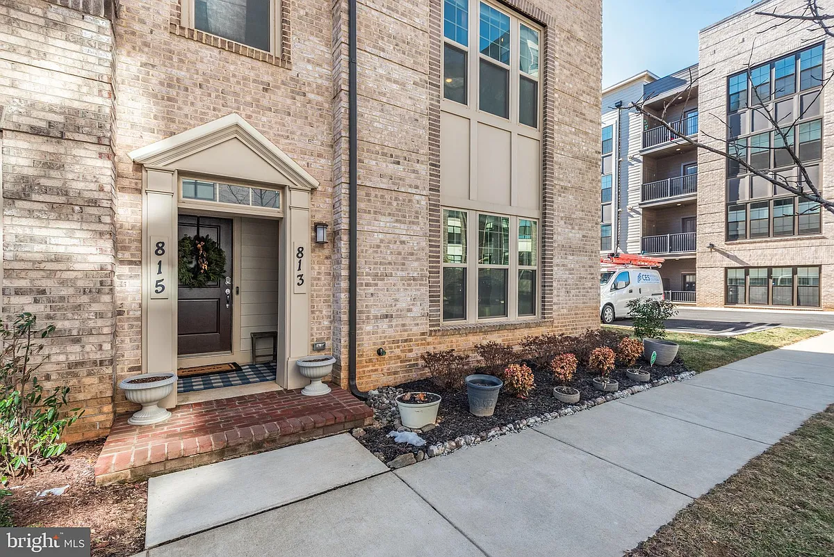 Building Photo - 813 Rockwell Ave
