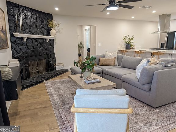 3rd image of 2535 Rhoanoke Dr