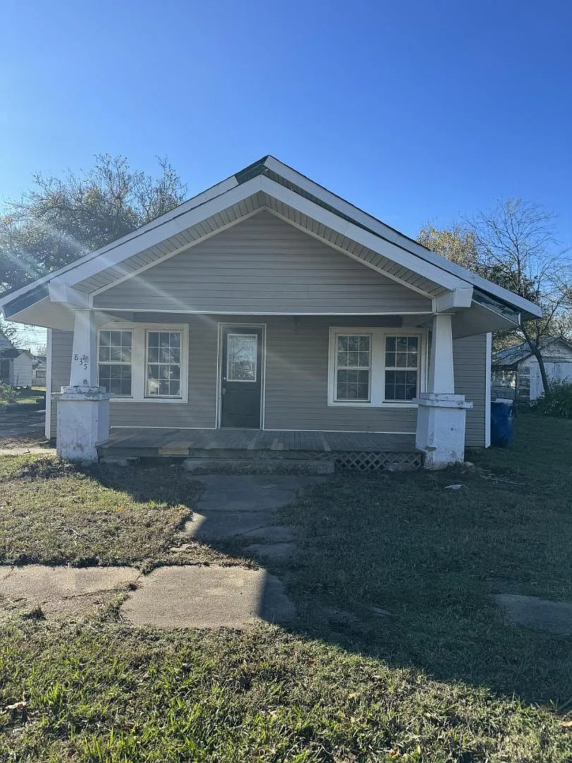 835 E Walnut St — Photo 1