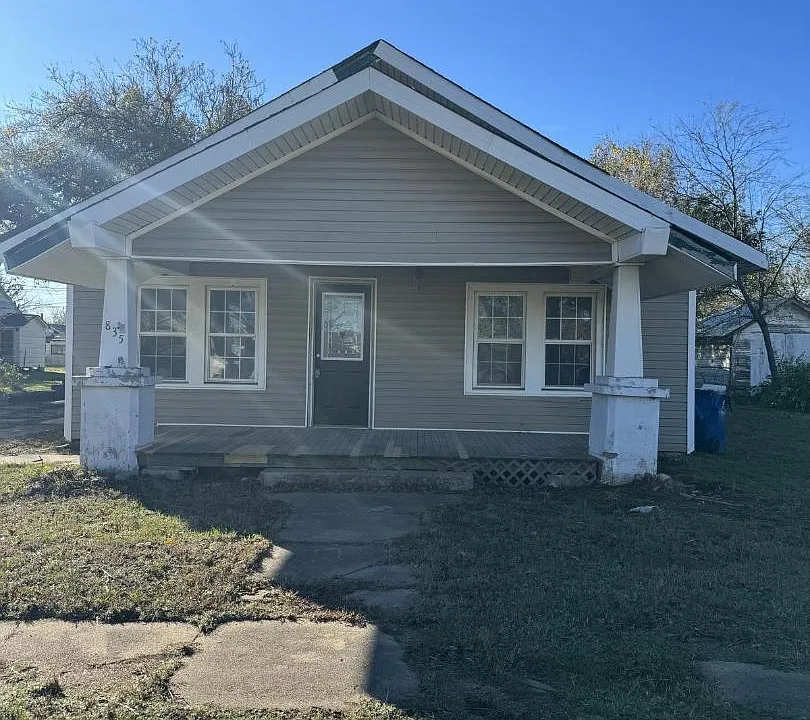 835 E Walnut St