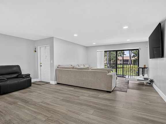 5th image of 820 Sky Pine Way #H2