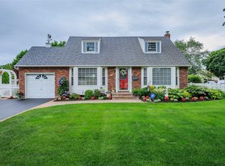 7 Grendon Ln, Commack, NY 11725