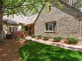 2 Sturbridge Ln, Greensboro, NC 27408