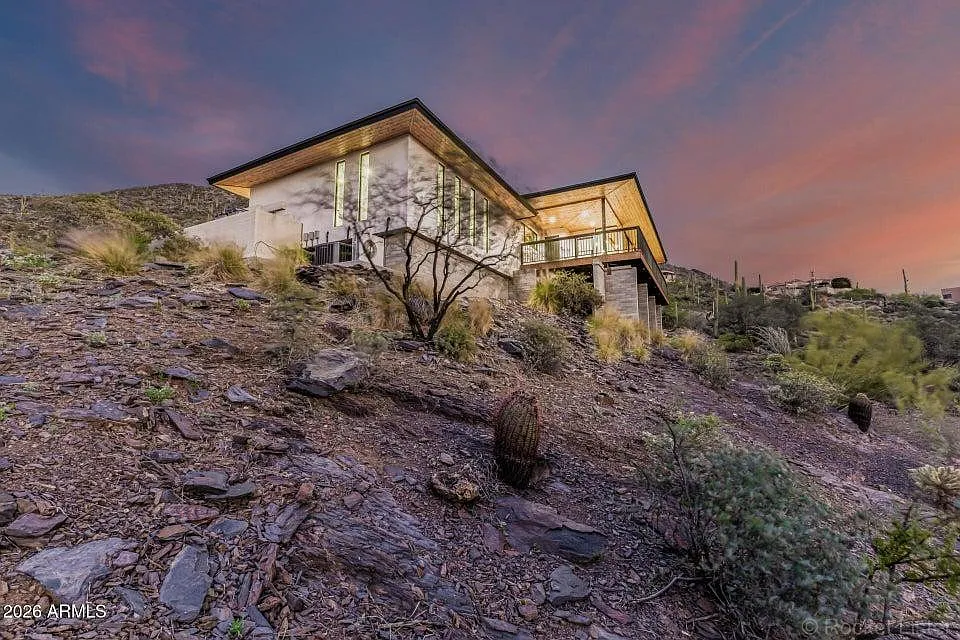 6111 E Victoria Dr