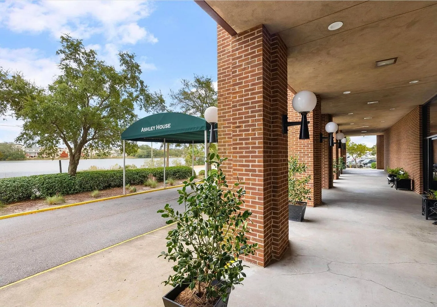 Two Bedroom Condo in Downtown Charleston — Photo 4