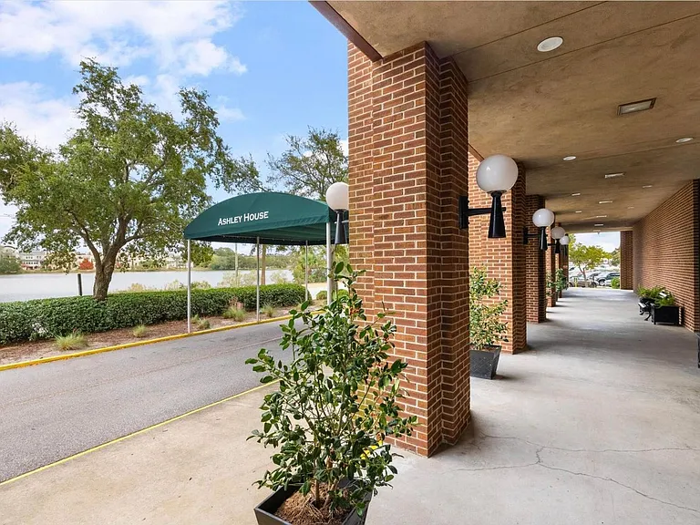 Two Bedroom Condo in Downtown Charleston — Photo 4