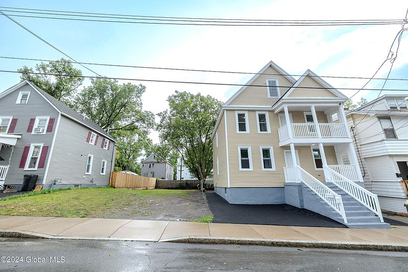 4th image of 444 Manhattan Street