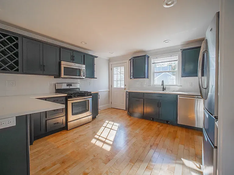 3 bed, 1424 sqft, $4,100 — Photo 3