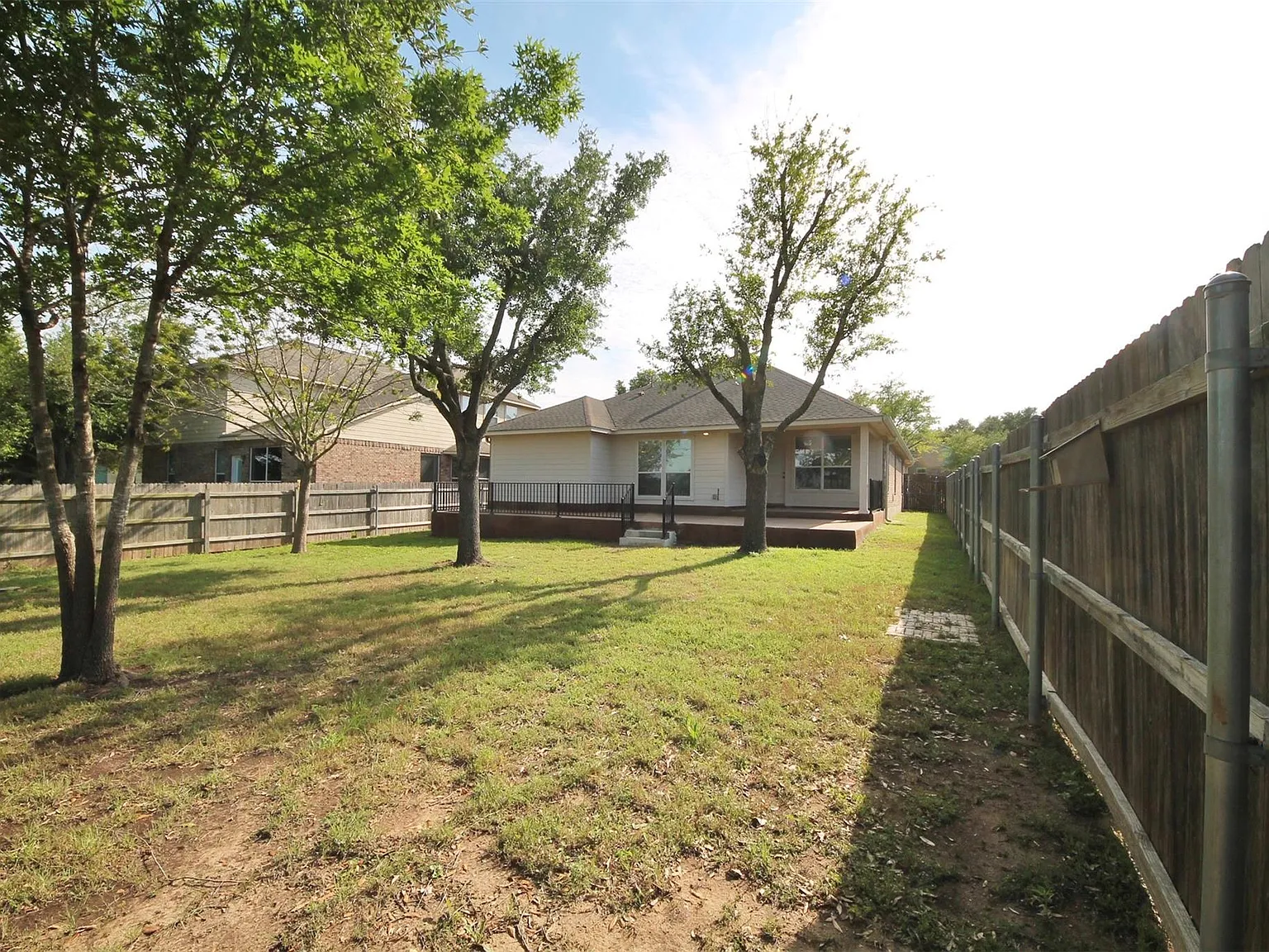 3 bed, 2.0 bath, 2026 sqft, $2,195 — Photo 3