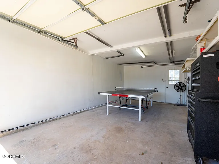 406 Lawrence Dr — Photo 38