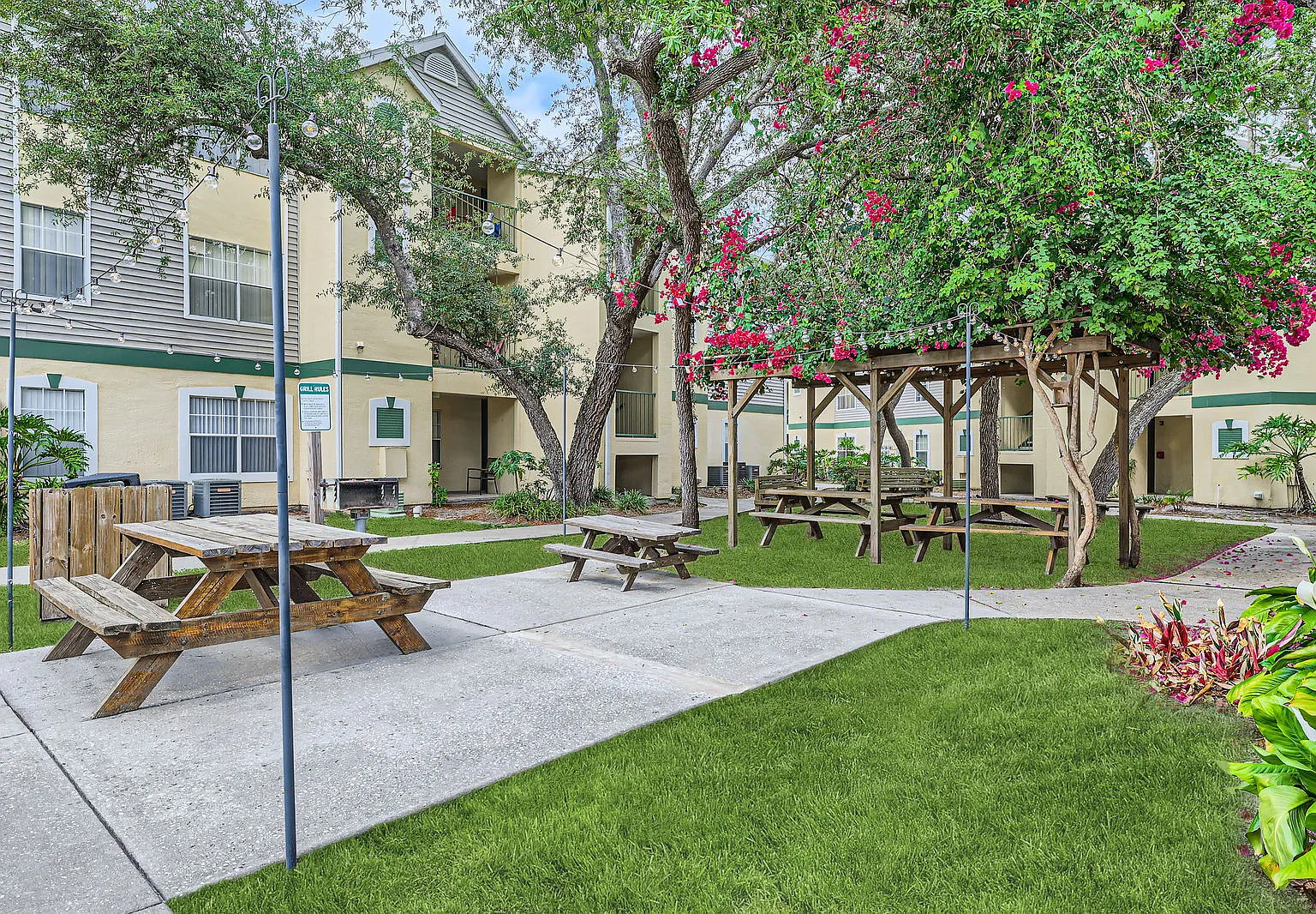 Golden Oaks — Photo 3