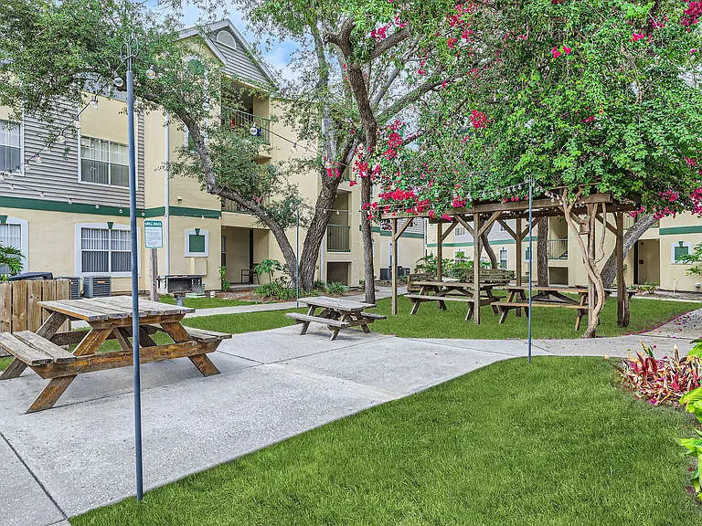 Golden Oaks — Photo 3