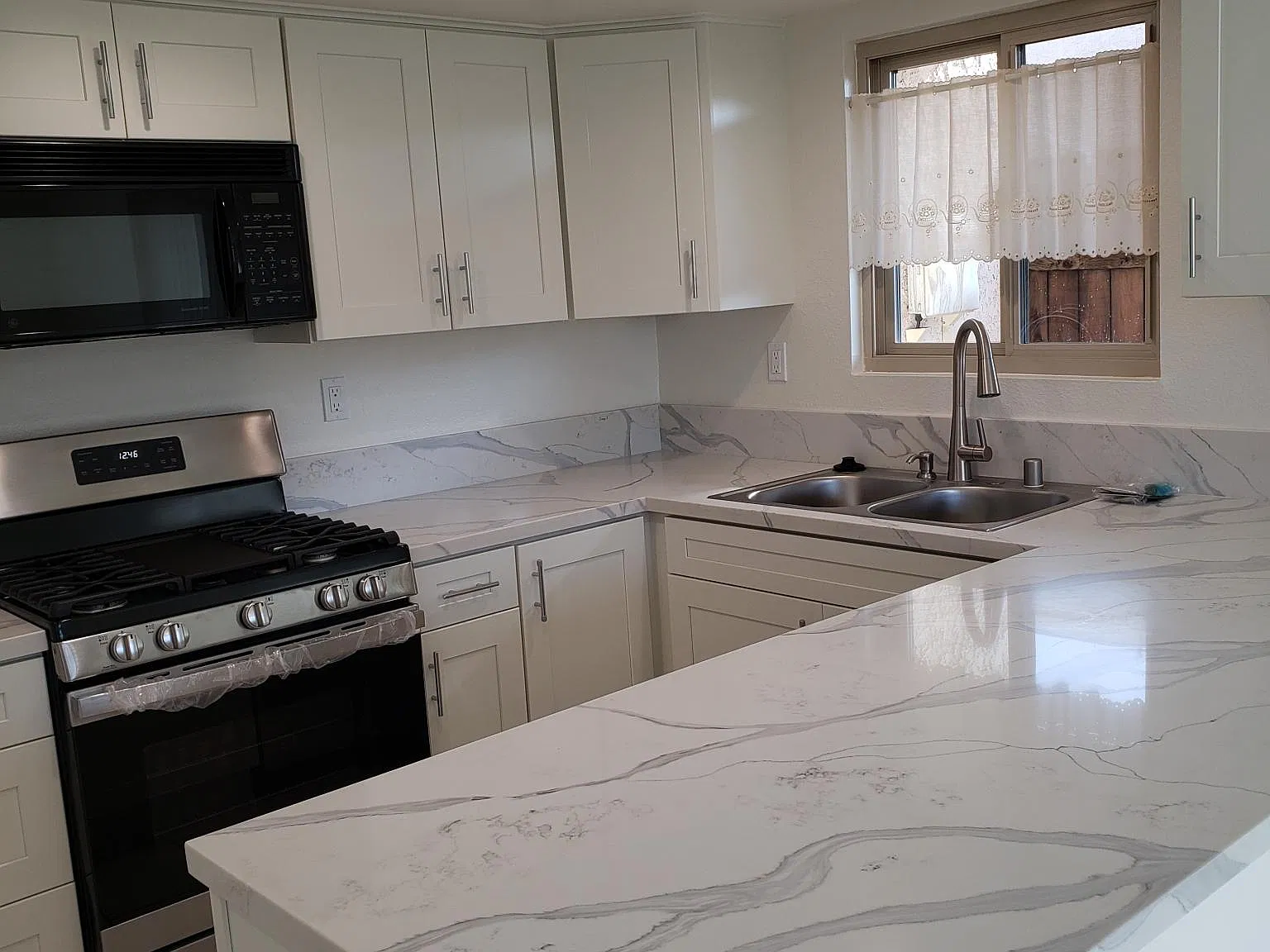3 bed, 2.5 bath, 1350 sqft, $3,400 — Photo 1