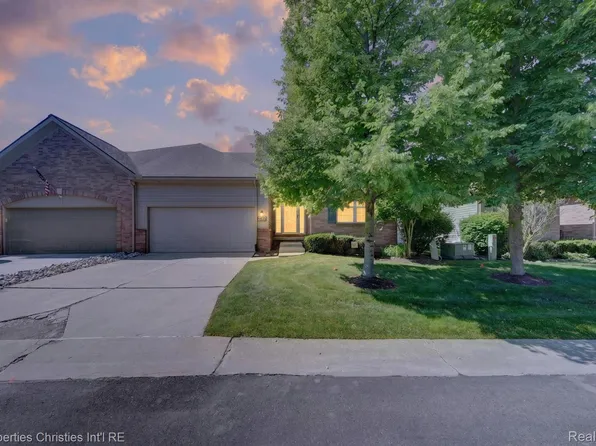 237 Winslow Cir, Walled Lake, MI 48390