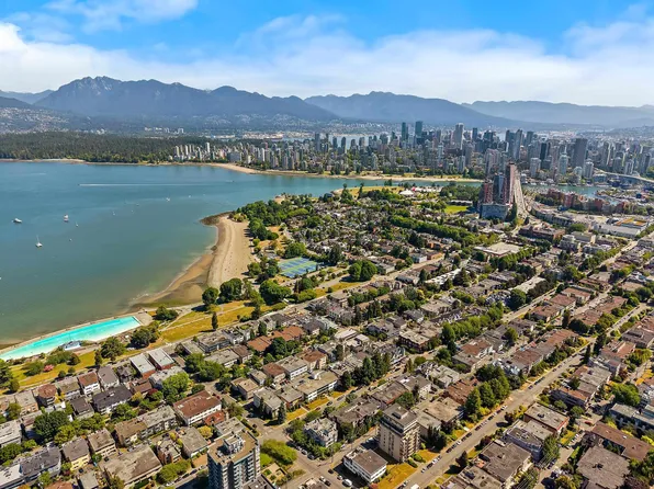 2211 W 2nd Ave #402, Vancouver, BC V6K 1H8