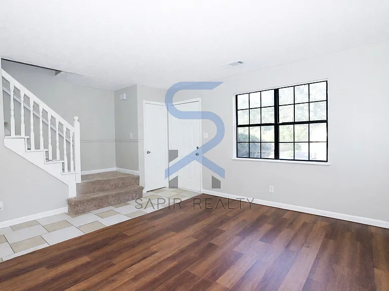 320 Sprucewood Ct — Photo 3