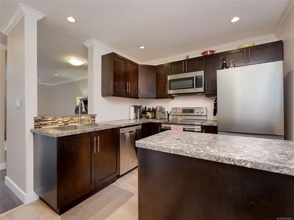 991 Cloverdale Ave #201, Saanich, BC V8X 2T5