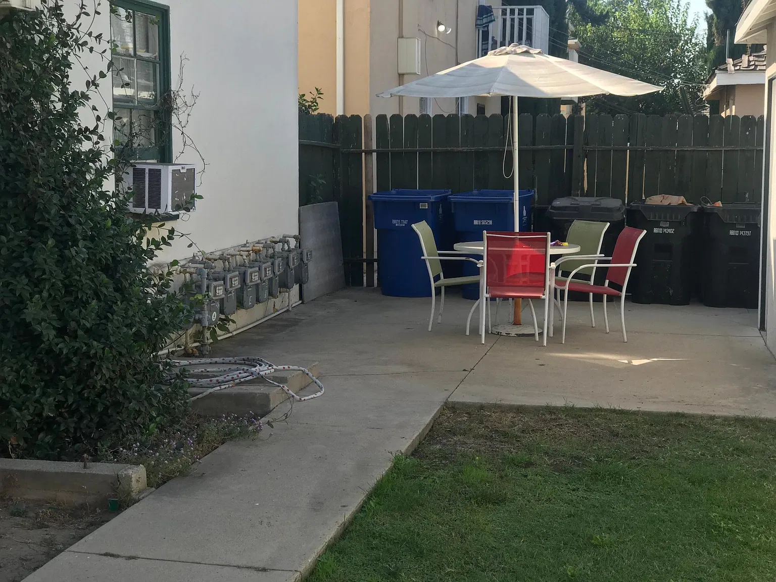 15501 Victory Blvd — Photo 2