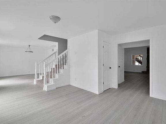 4th image of 549 Brandon Rd