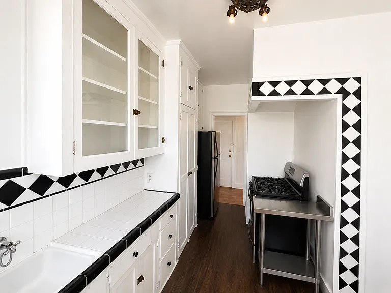 1935 N Vermont Ave #14 — Photo 8