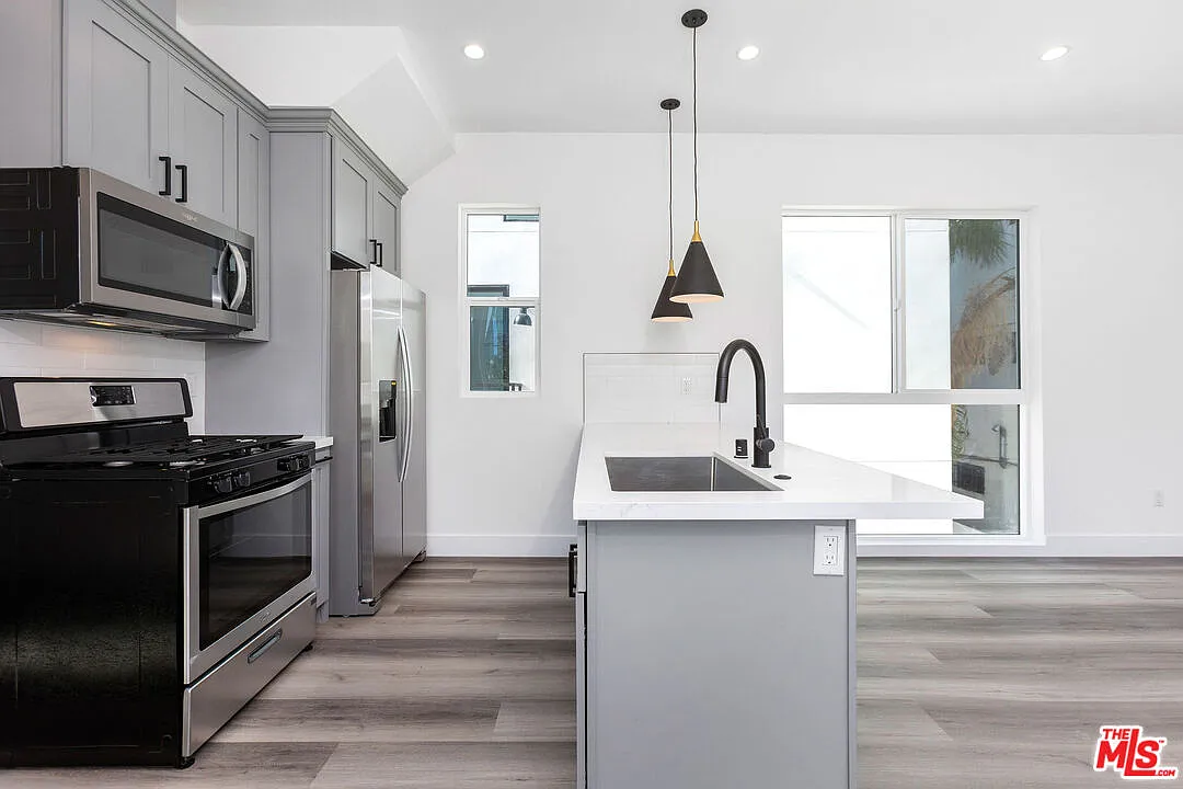 3 bed, 3.5 bath, 1260 sqft, $3,895 — Photo 3