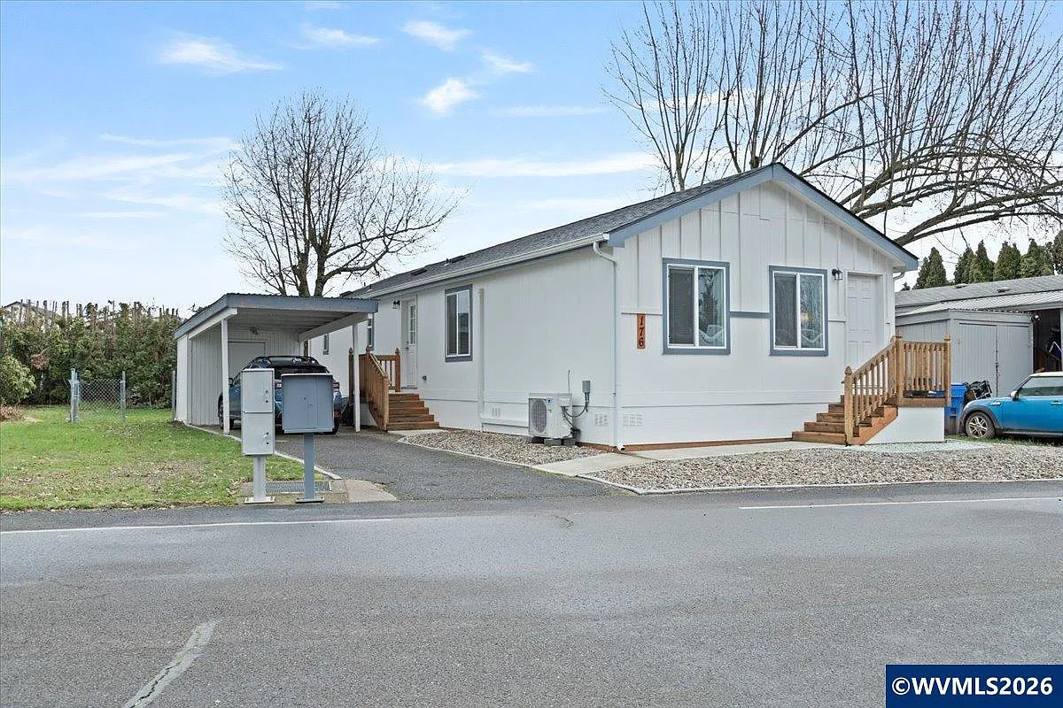 176 Clearwater Ave NE photo 1