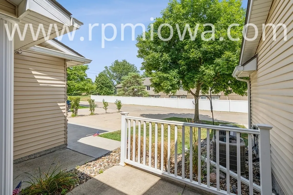 Building Photo - 1114 SE Birch Ln
