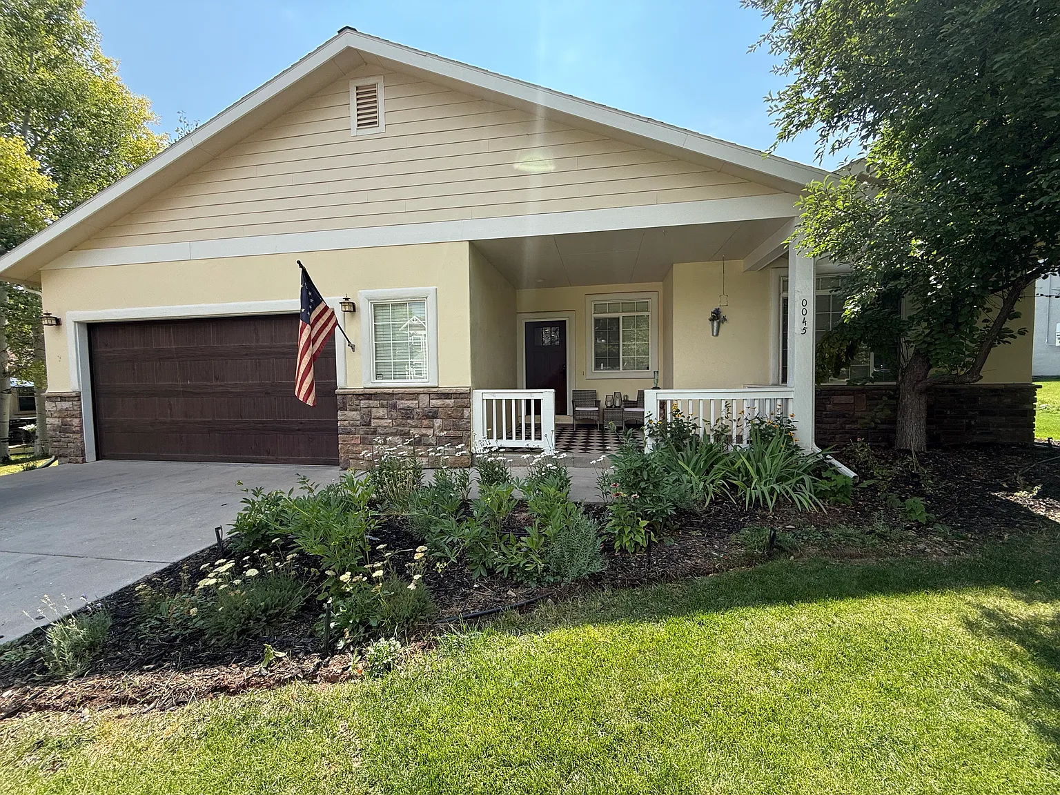 4 bed, 2.5 bath, 2279 sqft, $6,000 — Photo 1