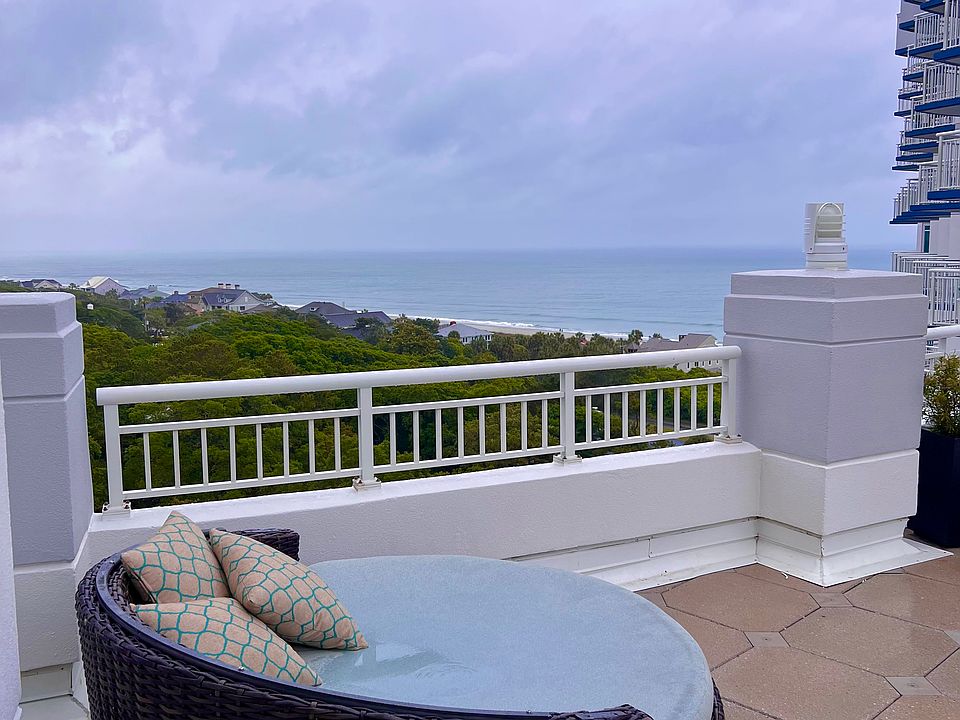 Rooftop terrace. RELAX for sunrise, sunset, or anytime in between.
