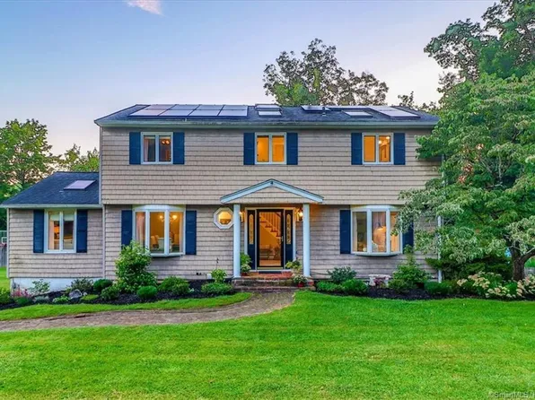 2 Mayflower Drive, Brookfield, CT 06804