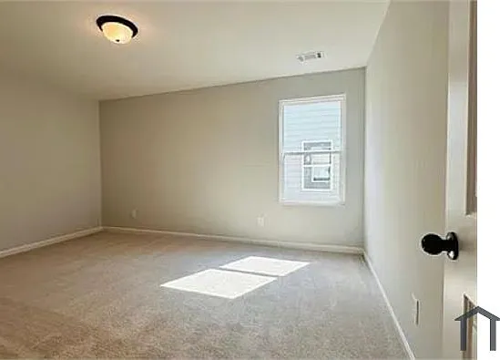 4 bed, 2350 sqft, $2,810 — Photo 4