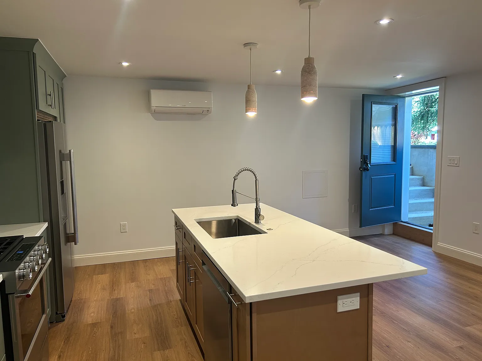 2 bed, 970 sqft, $3,900 — Photo 2