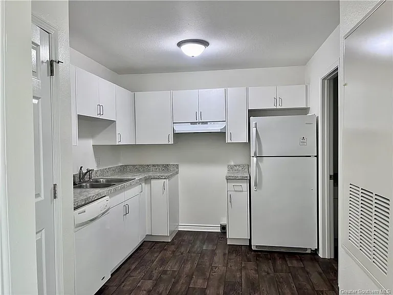 1020 W McNeese St #13F — Photo 5